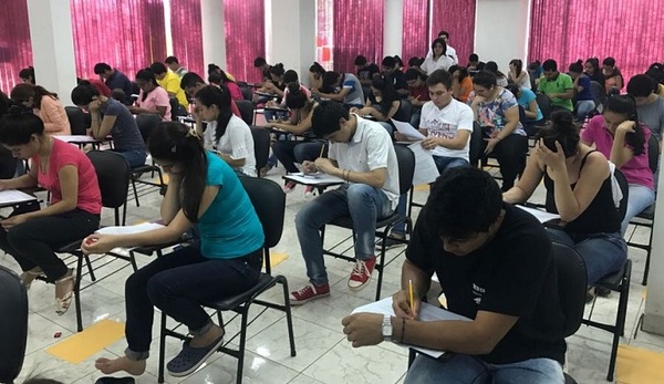 Universitarios de 13 carreras pueden postular para realizar pasantías en Hacienda