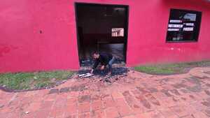 Destrozan puertas de blindex de la seccional colorada 125