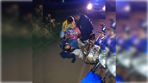 Joven se dirigía al hospital, no aguantó y dio a luz ¡en plena calle!