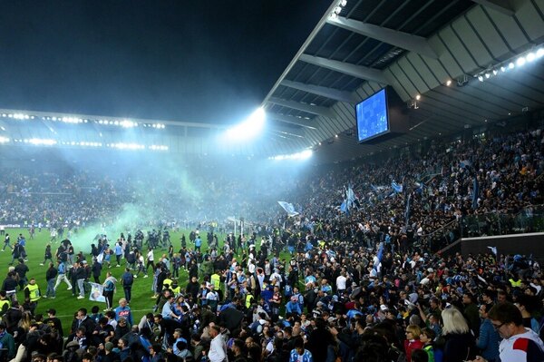 Versus / Locura por Napoli campeón: Invasión, robo de prendas y desentierro del césped de la cancha del Udinese