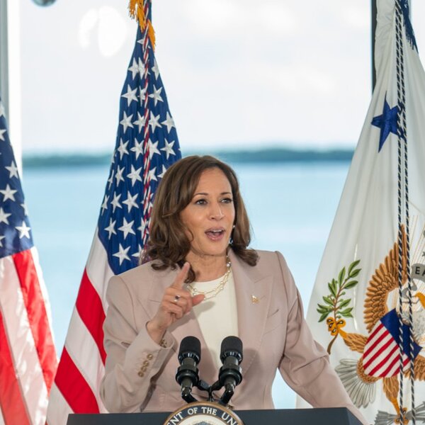 Kamala Harris vicepresidente de EEUU avisa a las tecnológicas de que deben garantizar la seguridad de la inteligencia artificial - Revista PLUS