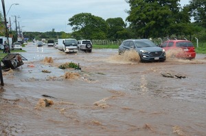 Tras lluvia, raudales se adueñaron de calles, avenidas y rutas en Luque •