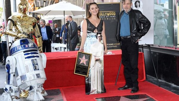 La estrella de Carrie Fisher brilla en el Paseo de la Fama de Hollywood