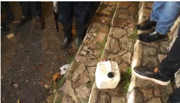 (VIDEO) Incautan bidón con supuesto ácido en las inmediaciones de la Agrupación