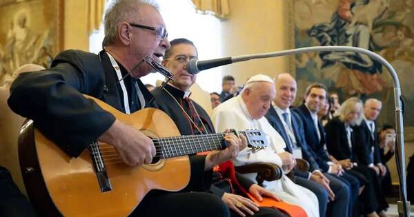La Nación / León Gieco interpretó “Solo le pido a Dios” para el Papa Francisco en el Vaticano