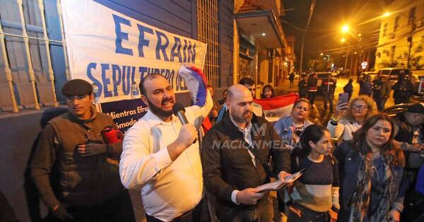 La Nación / Al grito de “Mariscal de la derrota”, jóvenes liberales exigen renuncia de Efraín Alegre