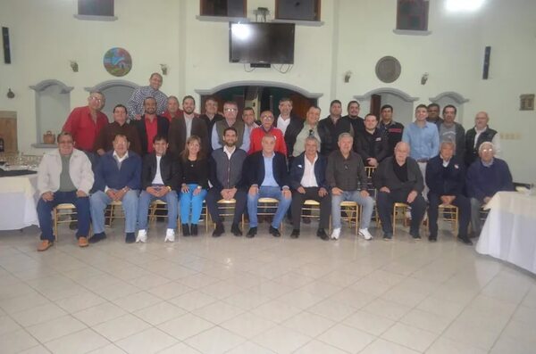 Fútbol de salón: Celebración de los 61 años con amigos de la entidad - Polideportivo - ABC Color