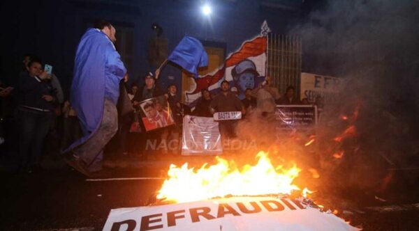 Liberales piden la renuncia y expulsión de Efraín Alegre - Noticiero Paraguay