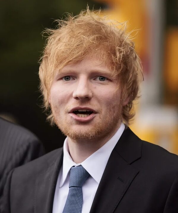 Ed Sheeran es grabado mientras canta subido sobre un vehículo en Nueva York - Gente - ABC Color