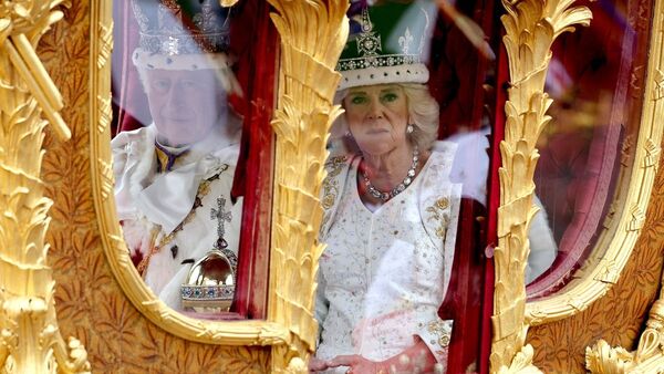 Tonos pastel iluminan la coronación de Carlos III en un lluvioso Londres