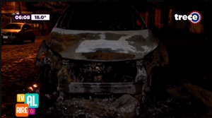 Incendio consumió gran parte de una camioneta estacionada - trece
