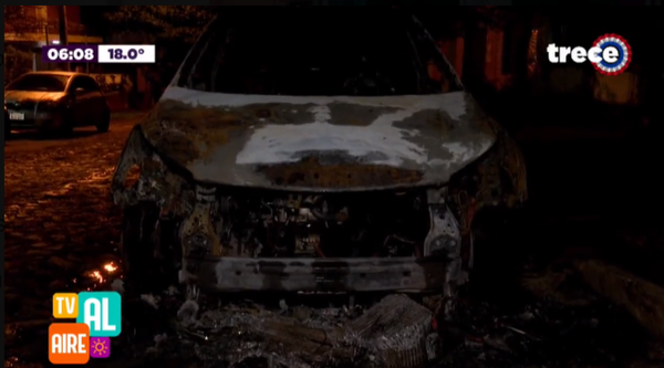 Incendio consumió gran parte de una camioneta estacionada - trece