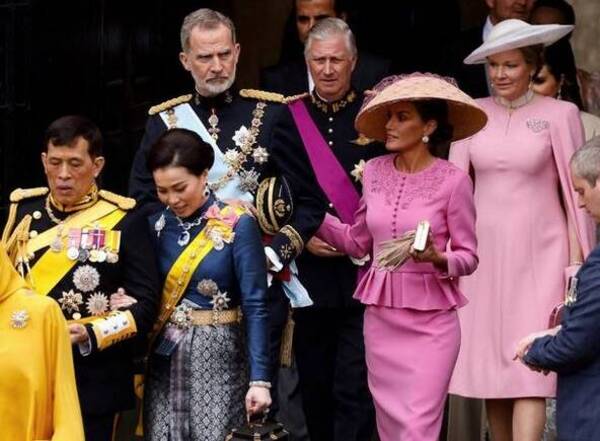 (GALERÍA)¡Nde tavy! Mirá a las más chuchis que asistieron a la coronación del rey