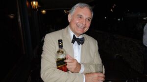 ¿Pasadito de copas? Embajador fue cañeado