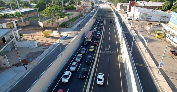 La Nación / Vecinos piden solución a la filtración de agua en el túnel de Tres Bocas