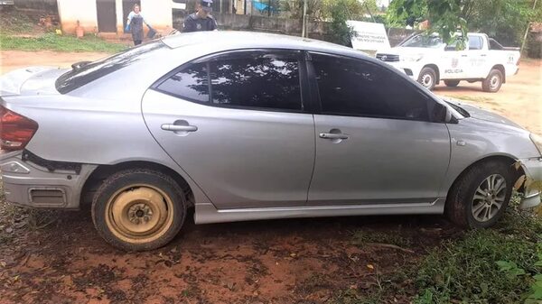 Recuperan automóvil hurtado en Asunción y abandonado en Hospital de Carapeguá - Nacionales - ABC Color