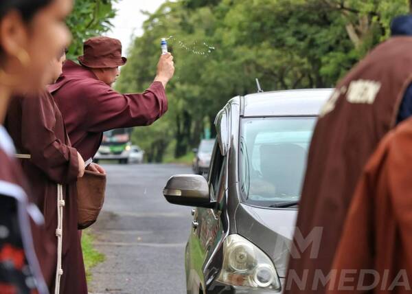 Hermanos capuchinos siguen bendiciendo vehículos sobre la Avenida Perón