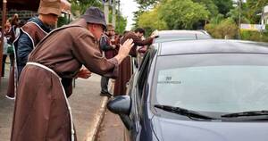 La Nación / Capuchinos realizaron tradicional bendición de vehículos en honor a San Leopoldo