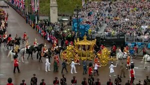 Miles de personas acuden a ver las procesiones de la coronación de Carlos III