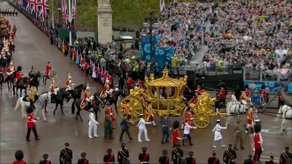 Miles de personas acuden a ver las procesiones de la coronación de Carlos III