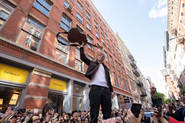 Ed Sheeran sorprende en Nueva York con un concierto gratuito en plena calle