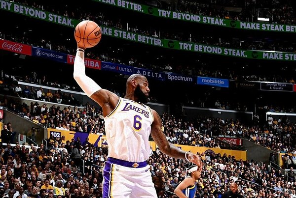 Versus / Los Lakers de LeBron arrasaron con los Warriors y Butler impulsa a Miami Heat