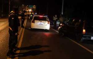 Aprehendieron a tres motociclistas por presuntamente atropellar barrera | 1000 Noticias