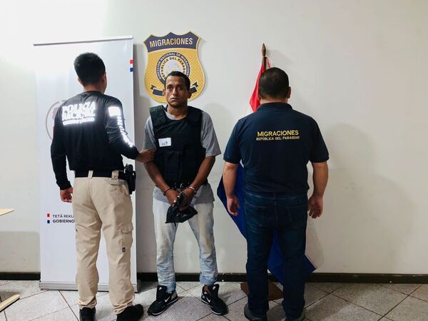 Detuvieron a joven que quemaba carteles políticos