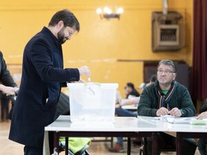 Chilenos eligen este domingo redactores de nueva constitución