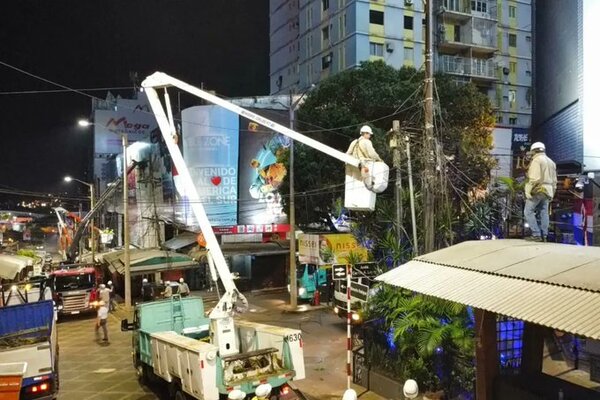 ANDE instala sistema subterráneo y retira conductores aéreos del microcentro de Ciudad del Este