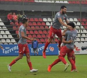 [VIDEO] Fernando de la Mora se hizo fuerte en campo del “Rayadito”