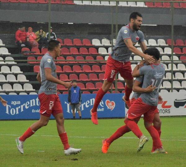 [VIDEO] Fernando de la Mora se hizo fuerte en campo del “Rayadito”