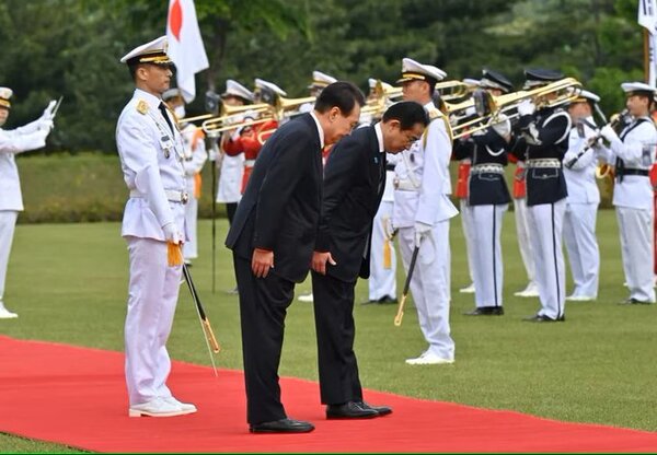 Una década después, líderes de Corea del Sur y Japón comenzaron su primera cumbre en Seúl