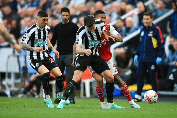 Versus / Miguel Almirón ingresó pero no pudo evitar la caída del Newcastle ante un Arsenal que no se rinde
