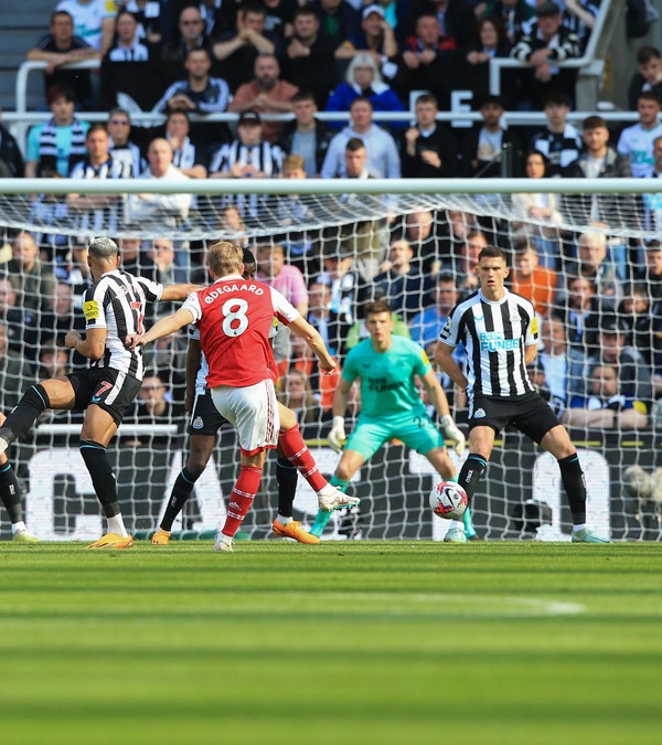 Arsenal bajó al Newcastle de Almirón y sigue en la pelea por la Premier League | 1000 Noticias