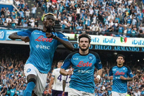 Versus / Napoli estrenó título en su casa con un triunfo ante Fiorentina
