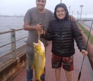 ¡Un padre y su hijo pescaron un dorado de 10 kilos!