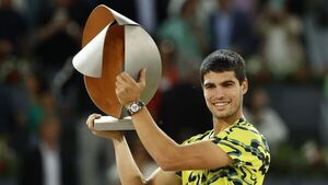 Carlos Alcaraz aplaca a Struff y repite corona en Madrid
