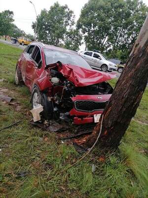 Camioneta chocó contra un árbol - C9N