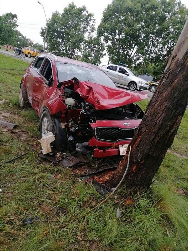 Camioneta chocó contra un árbol - C9N