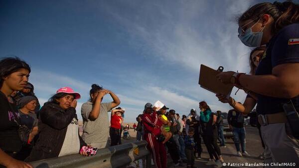 Avión con 115 migrantes varados en Chile parte a Venezuela