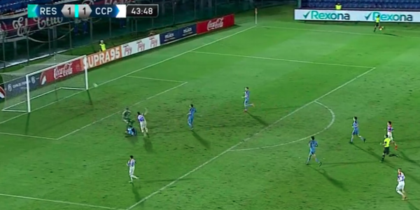 Versus / ¿Qué quiso hacer? El increíble blooper y autogol de Resistencia ante Cerro