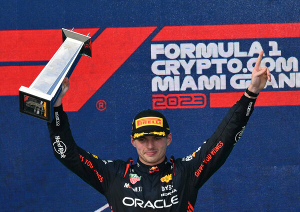 Versus / Max Verstappen da un golpe de autoridad y triunfa en el GP de Miami de Formula 1