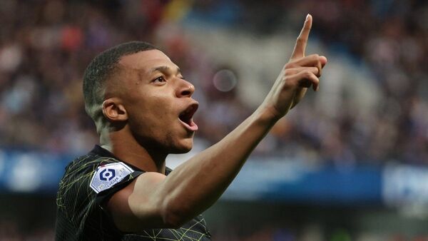PSG vence al frágil Troyes y se acerca al título
