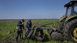 Los agricultores ucranianos arriesgan sus vidas en epoca de siembra por las minas