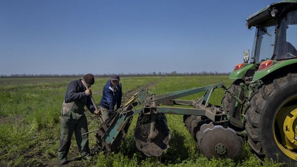 Los agricultores ucranianos arriesgan sus vidas en epoca de siembra por las minas