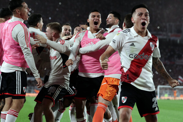 Versus / Riverse impuso a Boca por el superclásico argentino en un incidentado el final