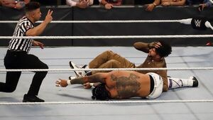 Bad Bunny muestra su espalda con golpes tras pelea en la WWE