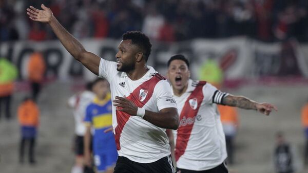River Plate ganó un bravo superclásico con seis expulsados