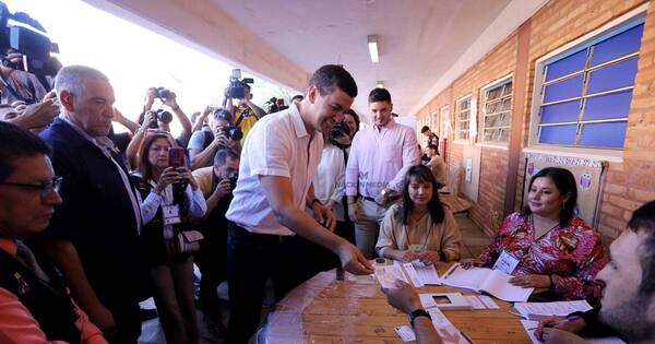 La Nación / La victoria de Santiago Peña reivindica la confianza hacia las encuestas
